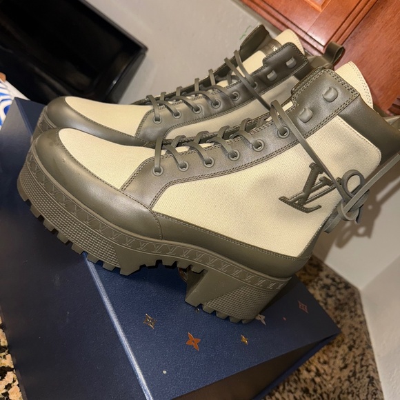 Louise Vuitton Laureate Platform Desert Boot - Picture 1 of 11